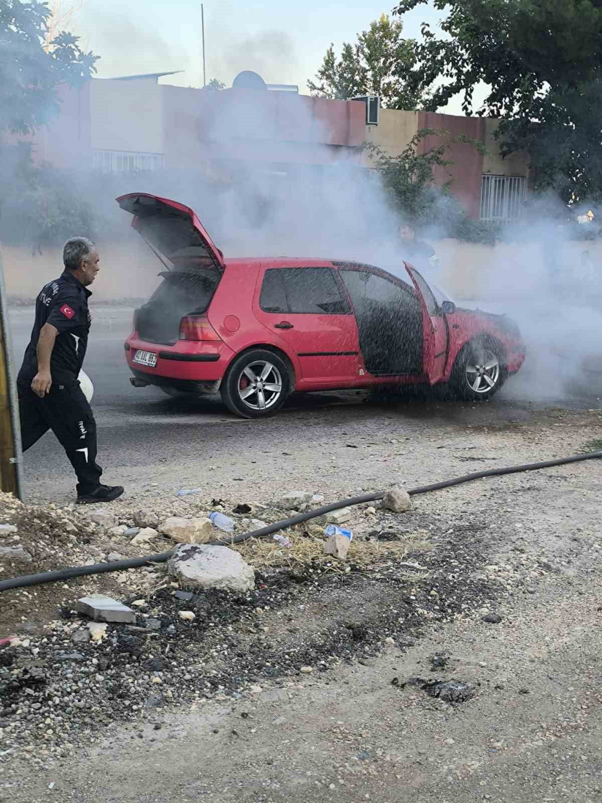 ADIYAMAN’DA SEYİR HALİNDE OLAN BİR OTOMOBİL ALEV ALARAK YANDI.