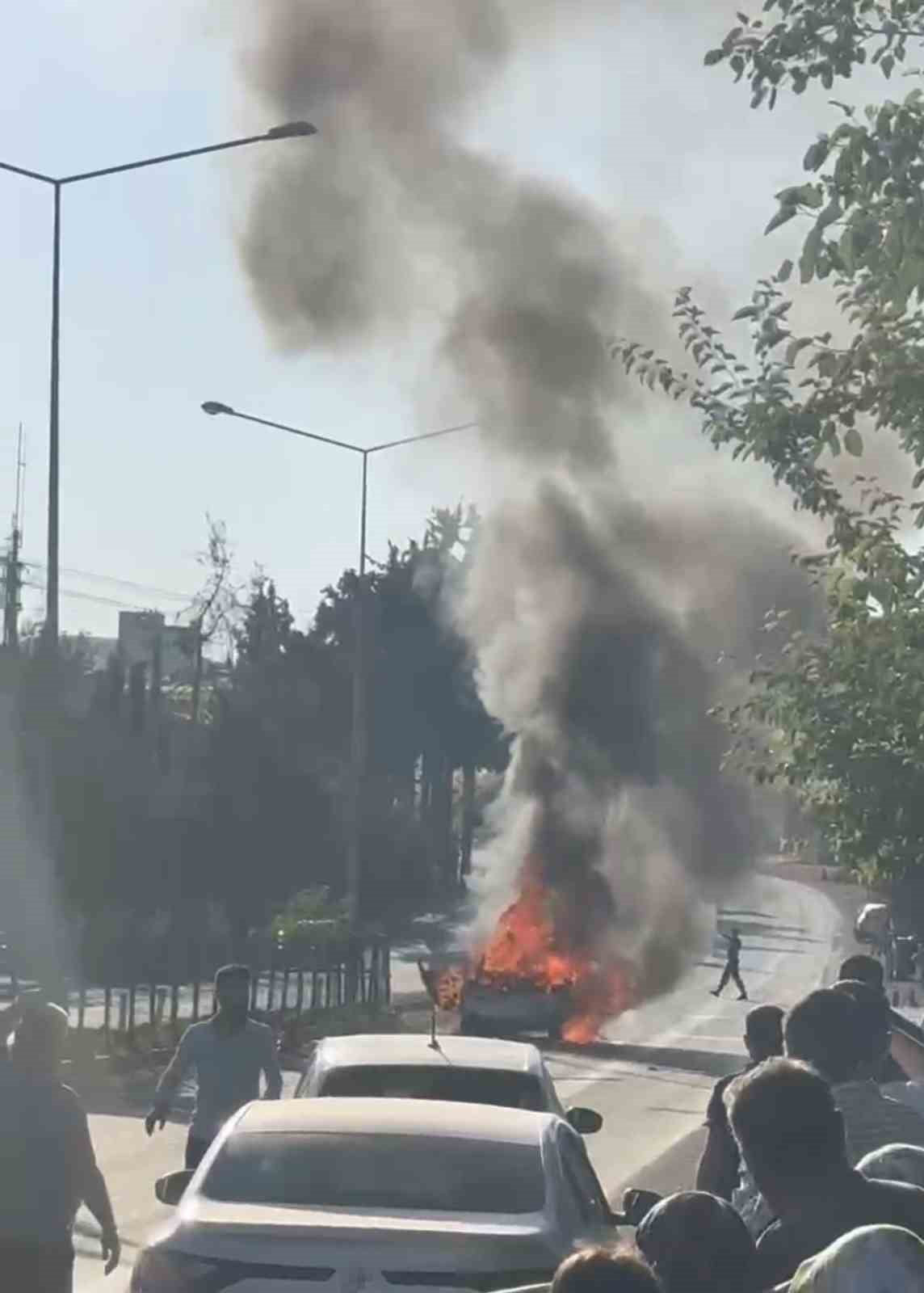 ADIYAMAN’DA, SEYİR HALİNDEKİ BİR OTOMOBİL ALEV ALARAK HURDA YIĞININA DÖNDÜ.