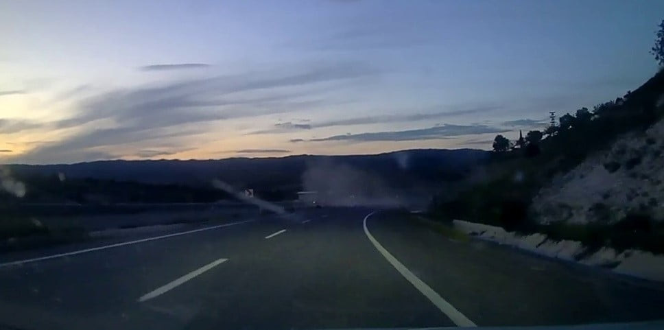 ADIYAMAN’DA, SEYİR HALİNDEKİ BİR OTOMOBİLİN DEFALARCA TAKLA ATARAK ŞARAMPOLE DÜŞME ANLARI...