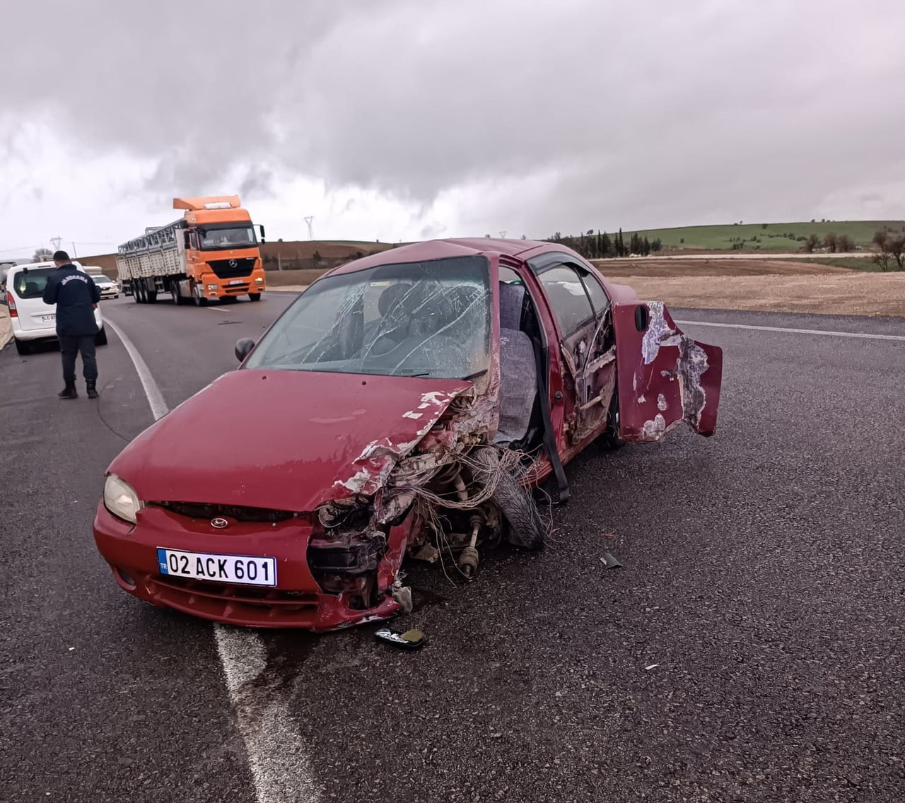 ADIYAMAN’DA, YAĞIŞLARDAN DOLAYI KAYGANLAŞAN YOLDA KAYARAK KARŞI ŞERİDE GEÇEN OTOMOBİLİN BİR BAŞKA...