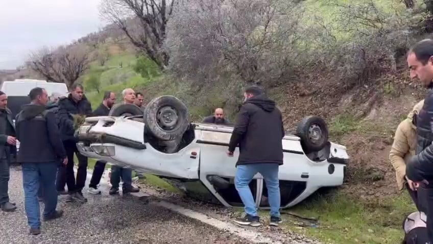 ADIYAMAN’DA, YAĞIŞLARDAN DOLAYI KAYGANLAŞAN YOLDA KONTROLDEN ÇIKAN OTOMOBİL TAKLA ATTI.