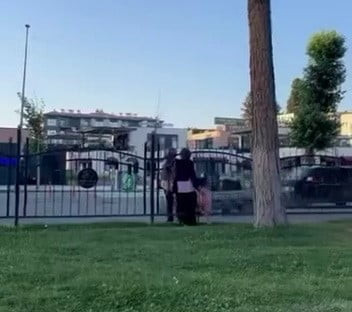 ADIYAMAN’DA, YAYALARIN GEÇMEMESİ İÇİN KONULAN KORKULUKLARIN ÜZERİNDEN ATLAYAN YAYALAR TRAFİĞİ DE...