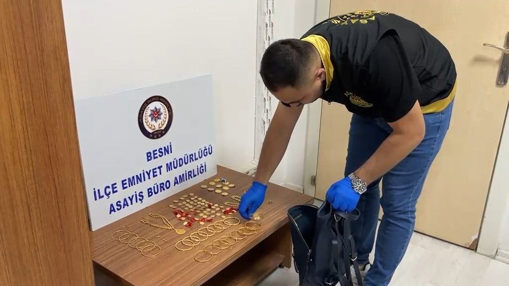 ADIYAMAN’IN BESNİ İLÇESİNDE 65 YAŞINDAKİ BİR KADIN, APARTMAN GİRİŞİNDE BULDUĞU VE İÇERİSİNDE...