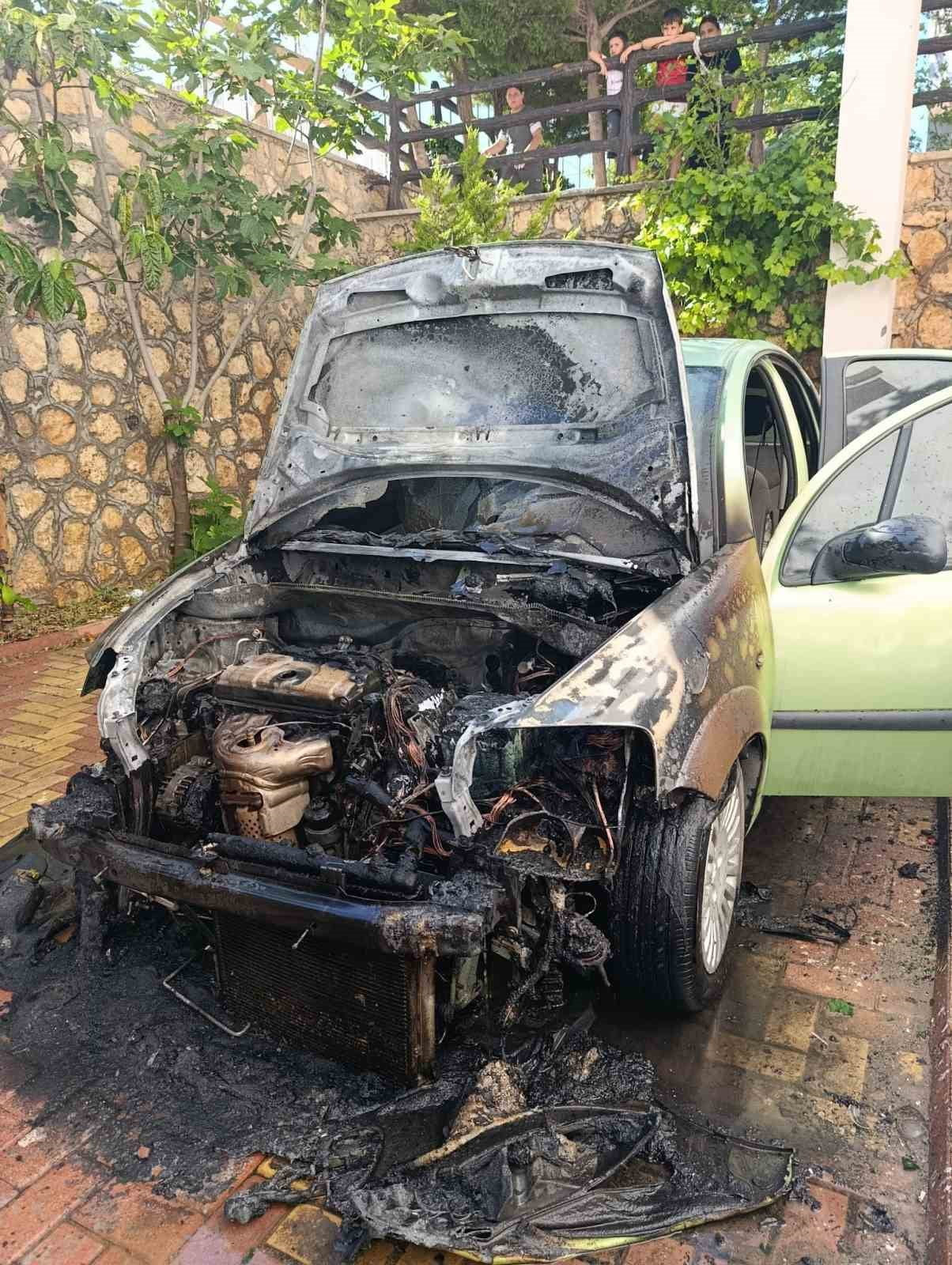 ADIYAMAN’IN BESNİ İLÇESİNDE BİR APARTMANIN AVLUSUNDA PARK HALİNDEKİ OTOMOBİLİN MOTOR BÖLÜMÜNDE...