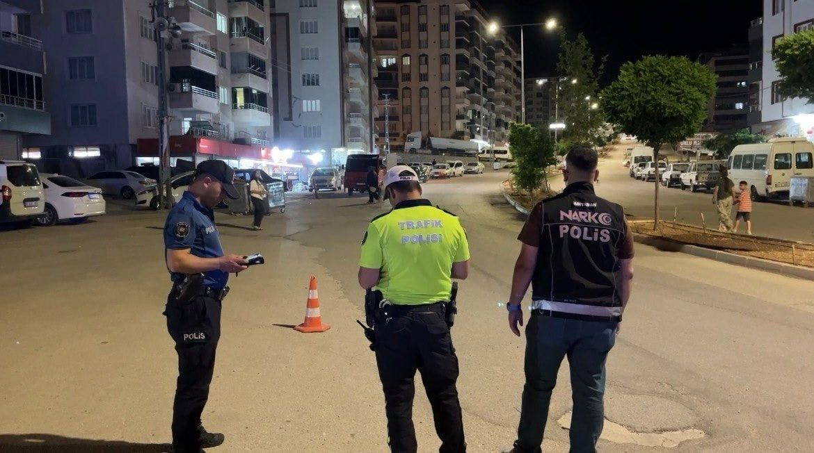 ADIYAMAN’IN BESNİ İLÇESİNDE GERÇEKLEŞTİRİLEN RUTİN ASAYİŞ VE TRAFİK UYGULAMASINDA SÜRÜCÜLERE...