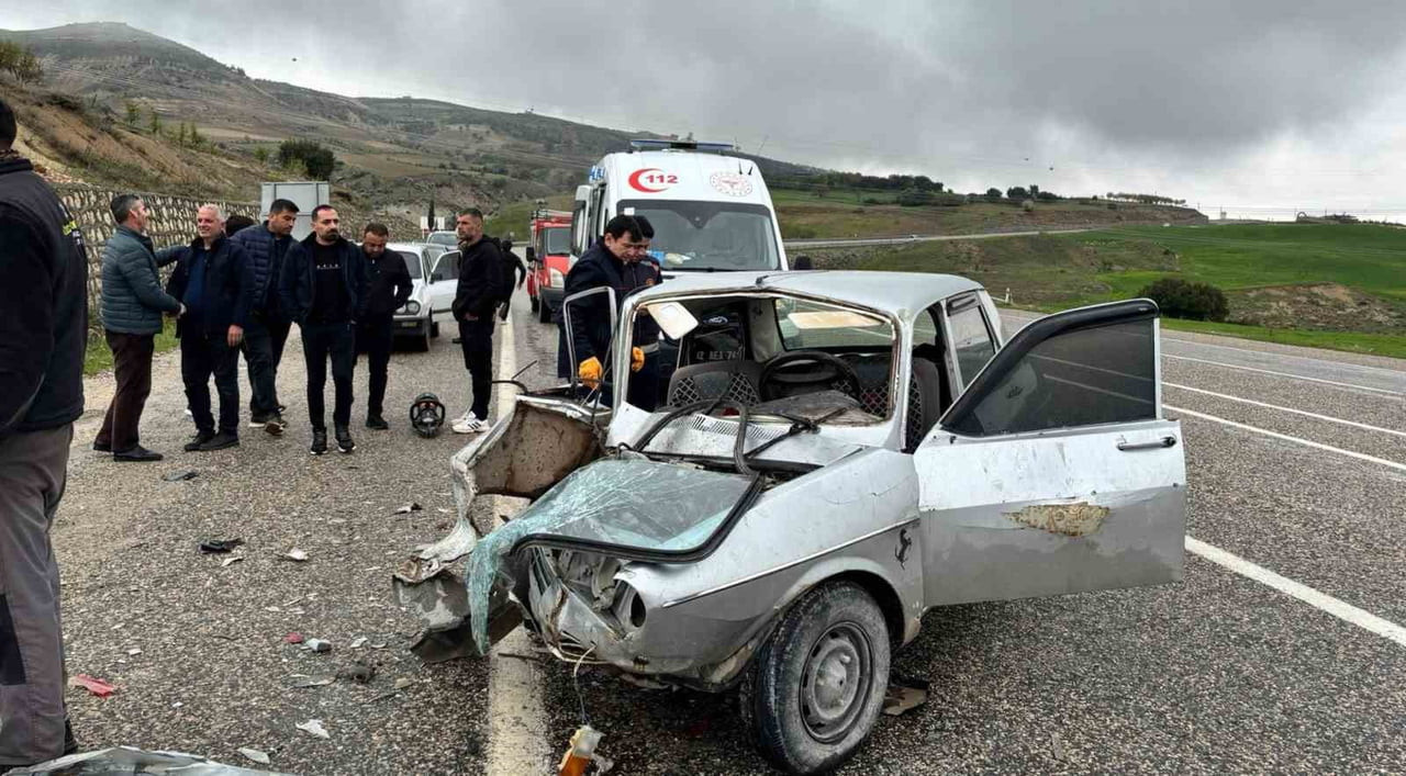 ADIYAMAN’IN BESNİ İLÇESİNDE İKİ OTOMOBİLİN ÇARPIŞMASI SONUCU MEYDANA GELEN KAZADA 1 KİŞİ...