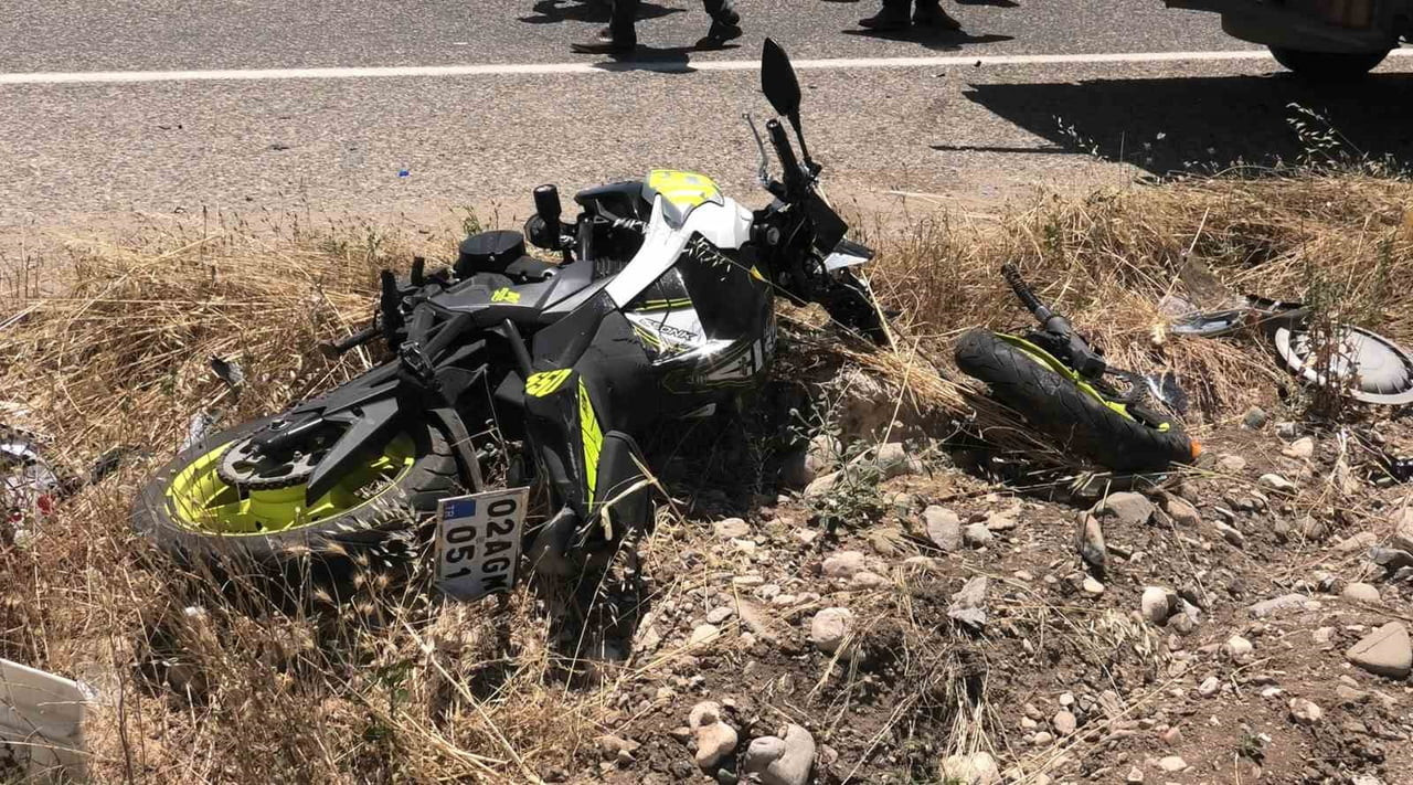 ADIYAMAN’IN BESNİ İLÇESİNDE KAMYONET İLE MOTOSİKLETİN ÇARPIŞMASI SONUCU 1’İ AĞIR 2 KİŞİ...
