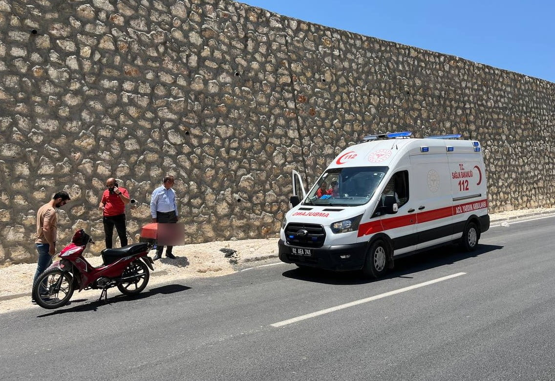 ADIYAMAN’IN BESNİ İLÇESİNDE KONTROLDEN ÇIKARAK DEVRİLEN MOTOSİKLETİN SÜRÜCÜSÜ...