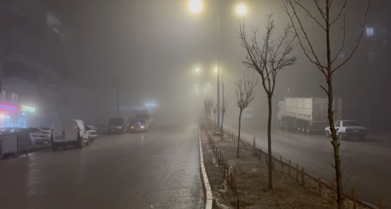 ADIYAMAN’IN BESNİ İLÇESİNDE SAĞANAK YAĞIŞ VE YOĞUN SİS ETKİLİ OLDU.