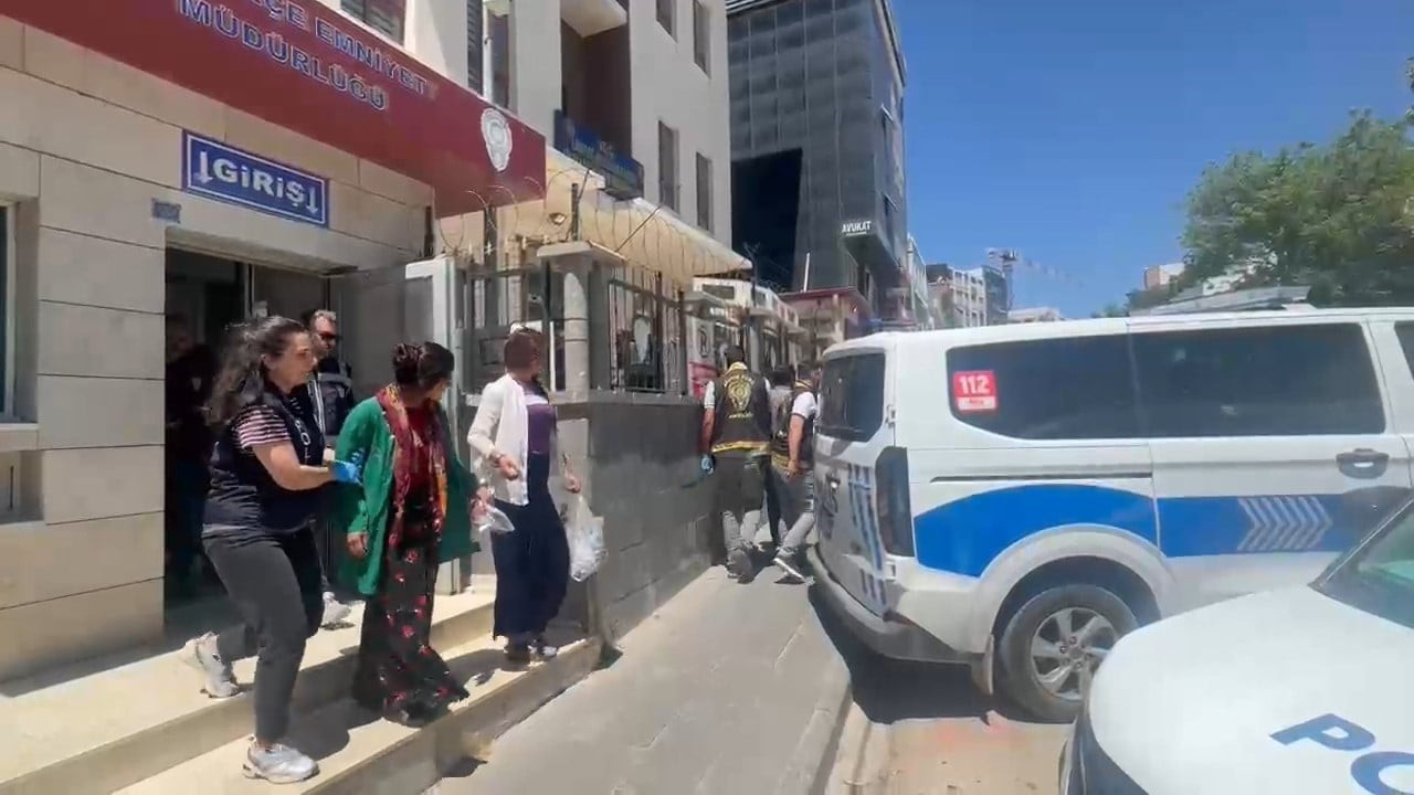 ADIYAMAN’IN BESNİ İLÇESİNDE YAKLAŞIK 3 MİLYONLUK HIRSIZLIK OLAYINA KARIŞARAK YAKALANAN 3 ŞAHIS...