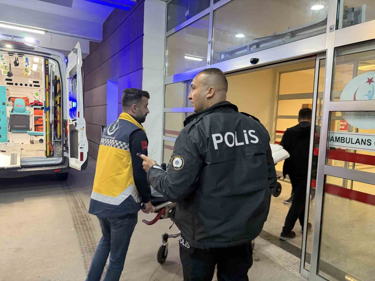 ADIYAMAN’IN ÇELİKHAN İLÇESİNDE HASTANEDE BULDUĞU BARDAĞI KAFASINDA PARÇALAYARAK KENDİNE ZARAR...