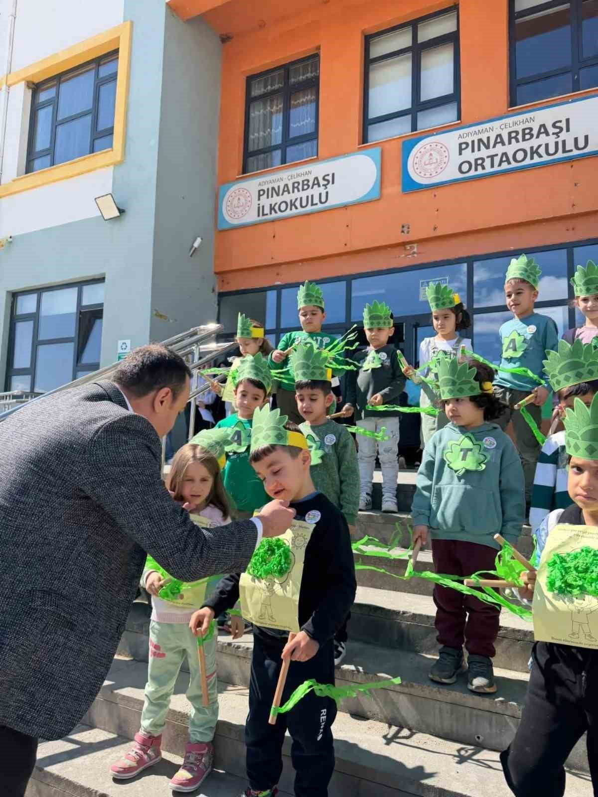 ADIYAMAN’IN ÇELİKHAN KAYMAKAMI ÖZGÜR PELVAN, ORMAN HAFTASI KAPSAMINDA PINARBAŞI ORTAOKULU’NDA...