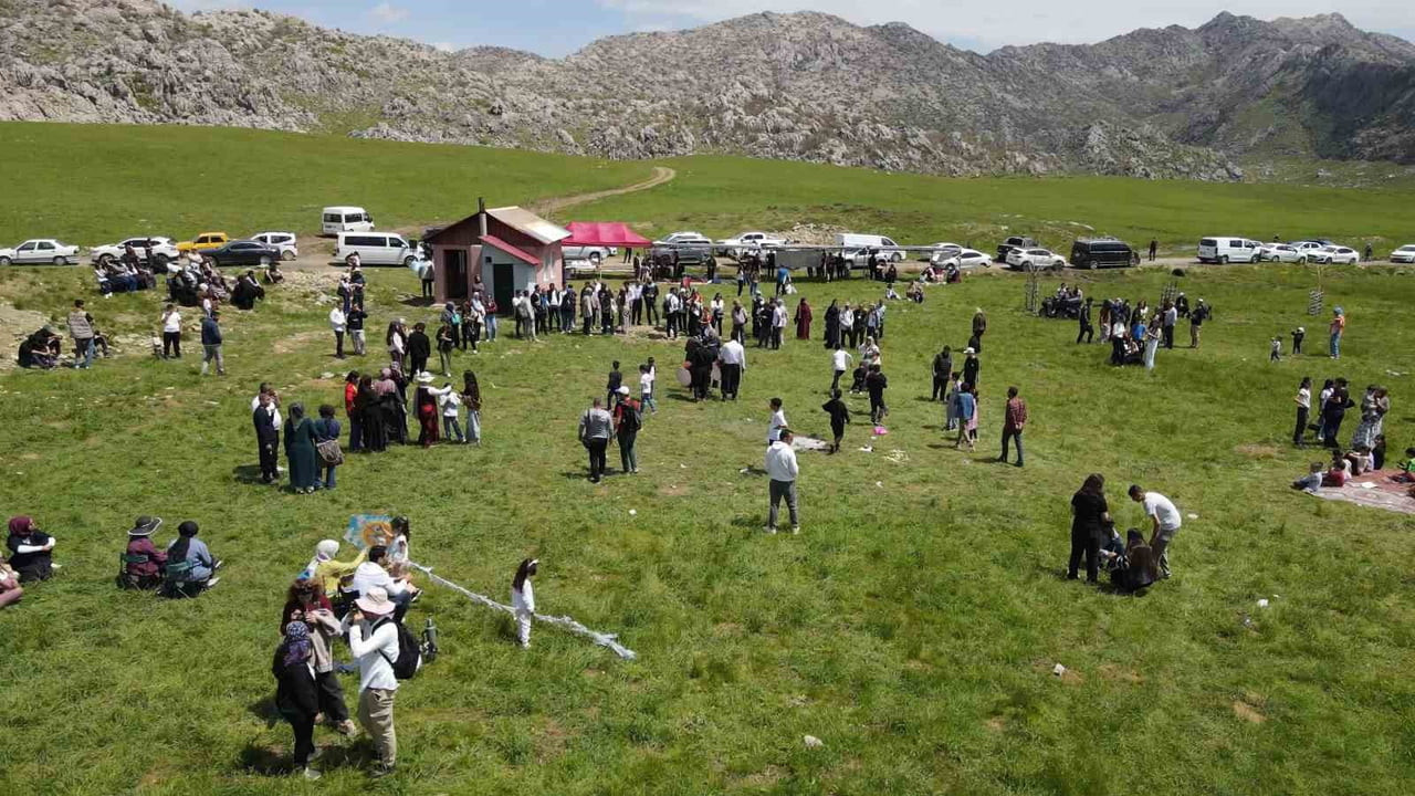 ADIYAMAN’IN GERGER İLÇESİNDE, AVACIK VE KURDEK YAYLALARINDA BAHAR AYLARINDA AÇAN ENDEMİK TERS...