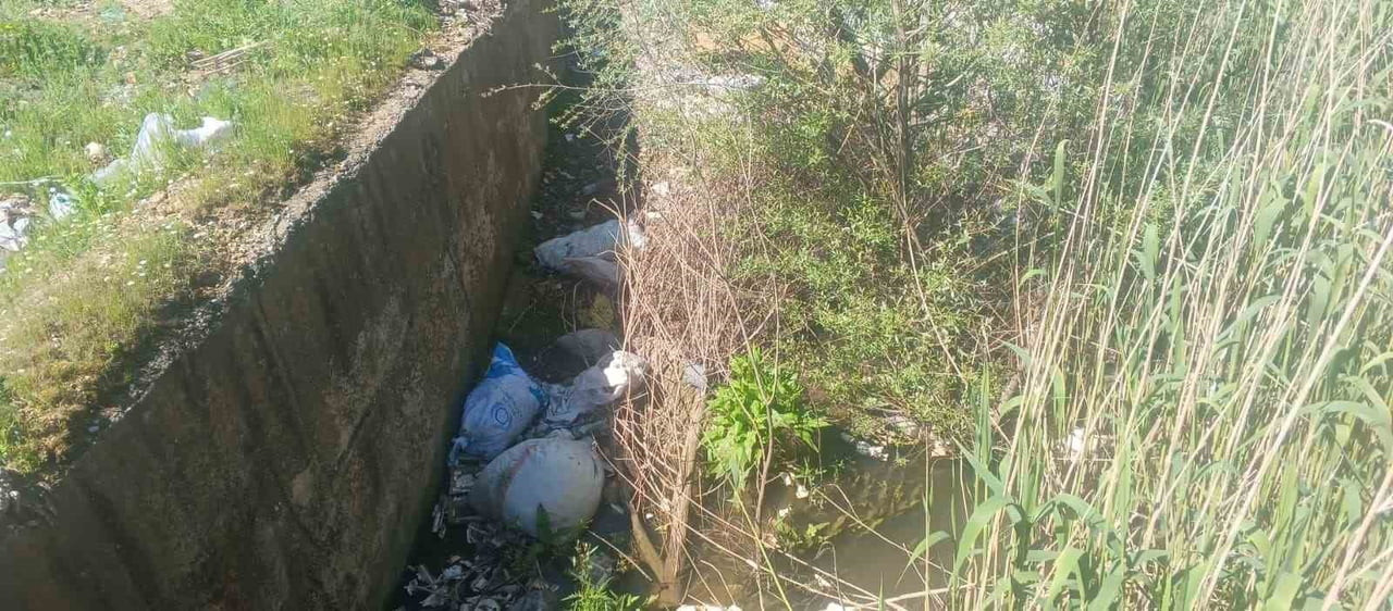 ADIYAMAN’IN GÖLBAŞI İLÇESİNDE KARABURUN KÖYÜ SAKİNLERİ SU KANALLARININ TEMİZLENEREK İLAÇLANMASINI...