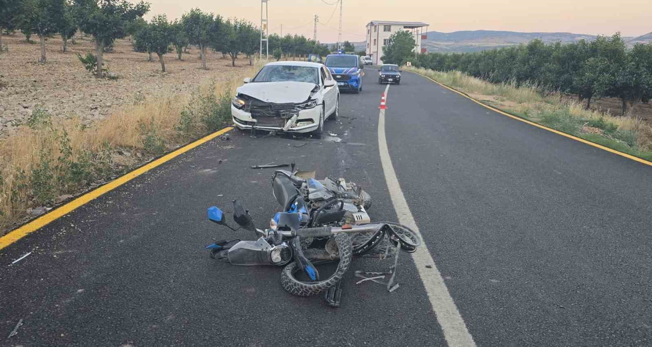 ADIYAMAN’IN GÖLBAŞI İLÇESİNDE OTOMOBİL İLE MOTOSİKLETİN ÇARPIŞMASI SONUCU 4 KİŞİ...