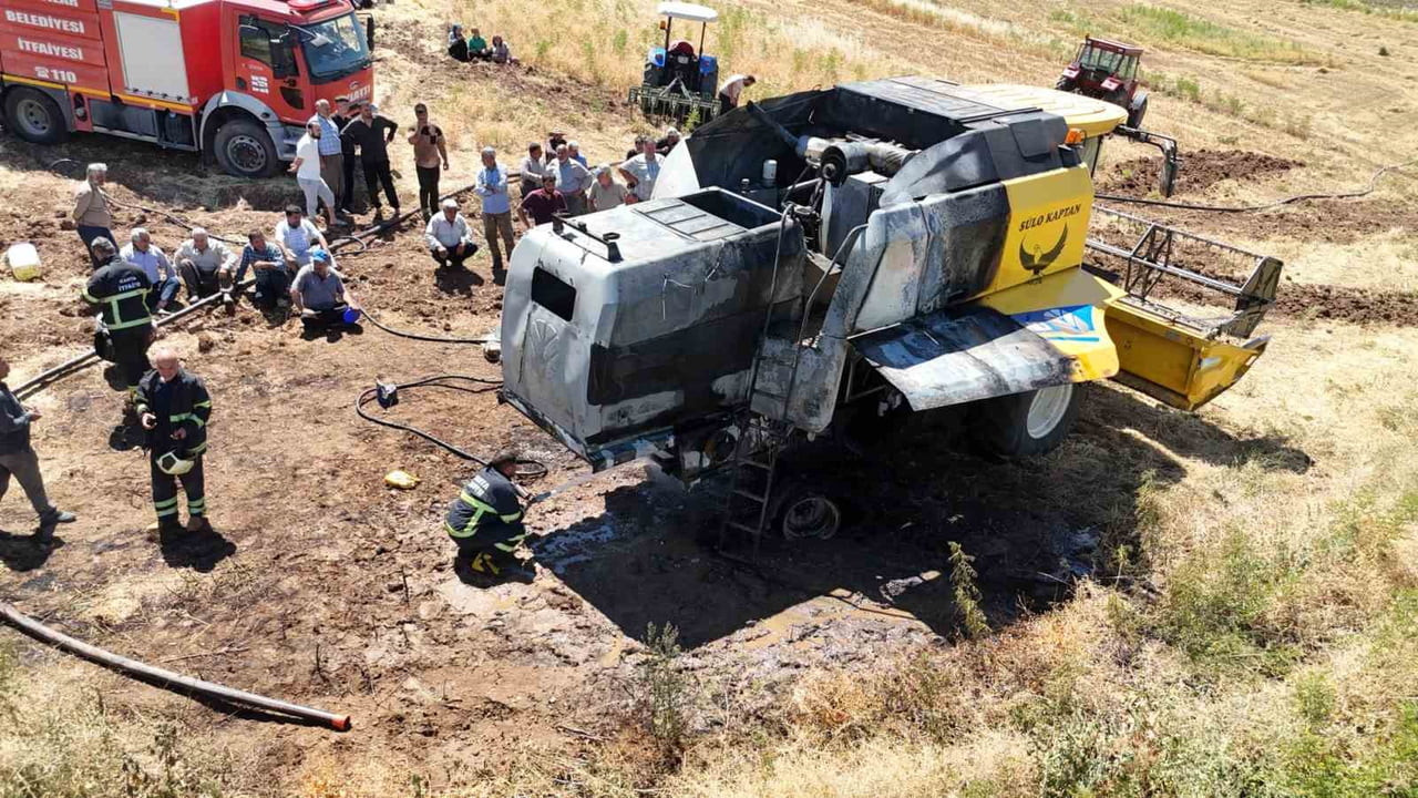ADIYAMAN’IN KAHTA İLÇESİNDE BUĞDAY HASADI SIRASINDA ÇIKAN YANGINDA BİÇERDÖVER KULLANILAMAZ HALE...