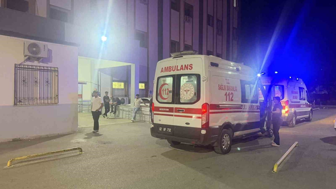 ADIYAMAN’IN KAHTA İLÇESİNDE İKİ GRUP ARASINDA ÇIKAN BIÇAKLI KAVGADA 2 KİŞİ YARALANDI.