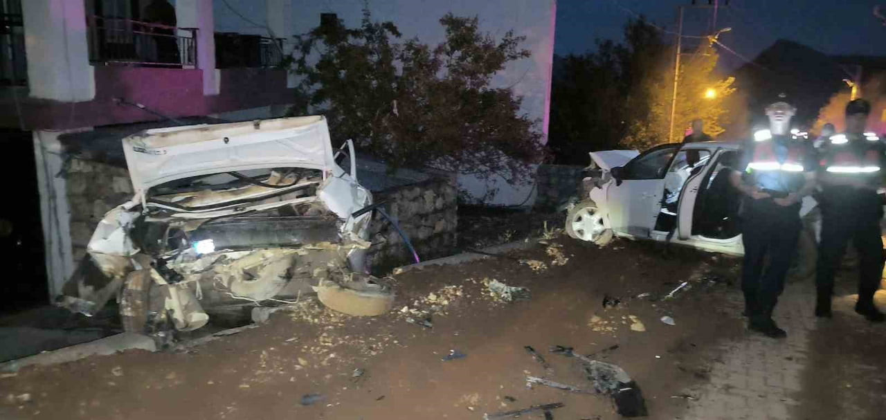 ADIYAMAN’IN KAHTA İLÇESİNDE KONTROLDEN ÇIKAN OTOMOBİLİN PARK HALİNDEKİ ARACA ÇARPMASI SONUCU 4...