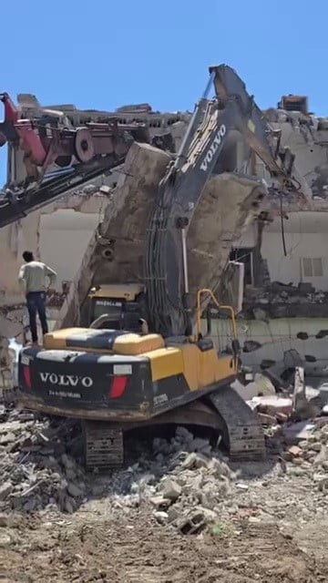 ADIYAMAN’IN KAHTA İLÇESİNDE KONTROLLÜ YIKIM SIRASINDA BETON BLOĞU İŞ MAKİNESİNİN ÜZERİN DEVRİLDİ....