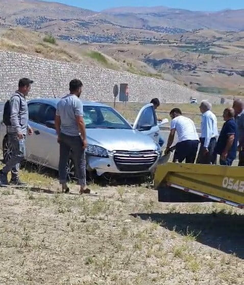 ADIYAMAN’IN KAHTA İLÇESİNDE ÖNÜNE ÇIKAN MOTOSİKLETE ÇARPMAMAK İÇİN ANİ MANVRA YAPILAN OTOMOBİLİN...