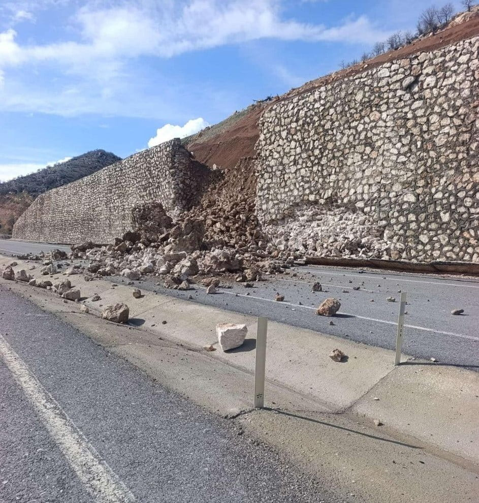 ADIYAMAN’IN KAHTA İLÇESİNDE YOL KENARINDAKİ İSTİNAT DUVARI YAĞIŞLARA DAYANAMAYARAK...