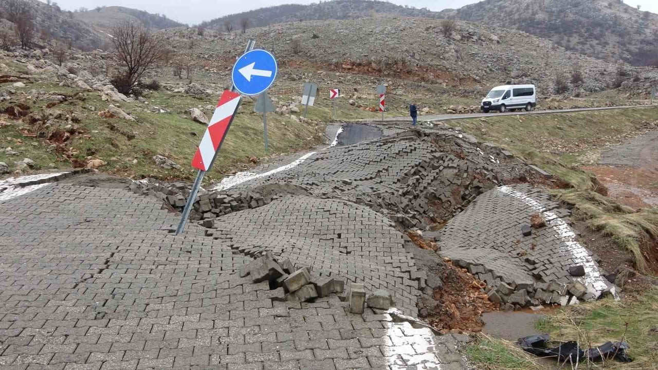 ADIYAMAN’IN KAHTA İLÇESİNE BAĞLI KARADUT KÖYÜ ÜZERİNDEN NEMRUT DAĞI’NA ULAŞIMI SAĞLAYAN...