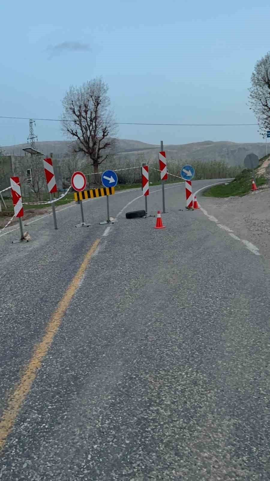 ADIYAMAN’IN SİNCİK İLE KAHTA İLÇELERİNİ BİRBİRİNE BAĞLAYAN KARAYOLU, TEĞMENLİ KÖYÜ MEVKİİNDE...