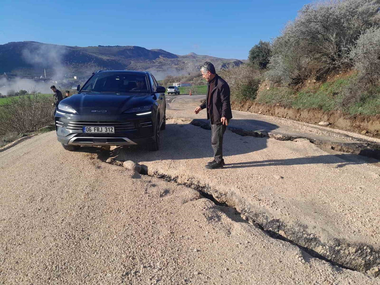 ADIYAMAN’IN SİNCİK-KAHTA İLÇE KARAYOLUNDA YAŞANAN ÇÖKMELERDEN DOLAYI ULAŞIM GÜÇLÜKLE...