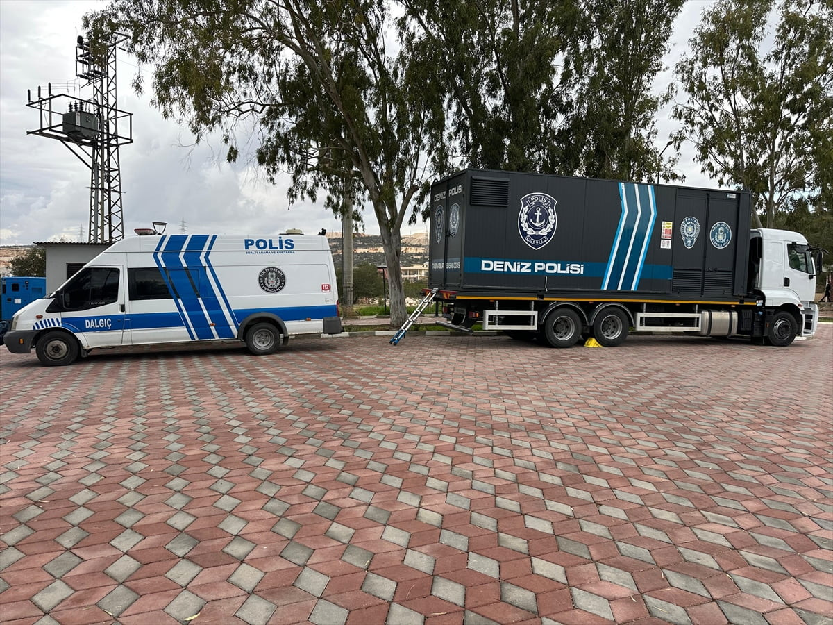 Adli olayların aydınlatılması ve boğulmaların önlenmesi için sularda mesai yapan deniz polisleri...