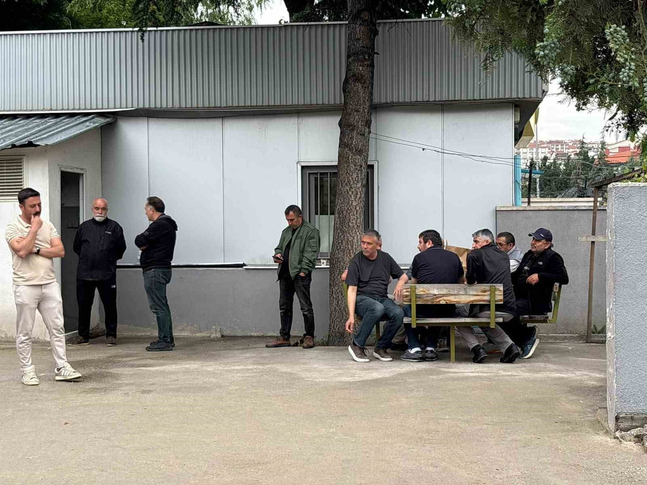 ADLİ TIP KURUMUNU ÖNÜNE GELEN ATAMAN’IN AİLESİ İSE OLAYA TEPKİ GÖSTERDİ VE HUKUK MÜCADELELERİNİ...