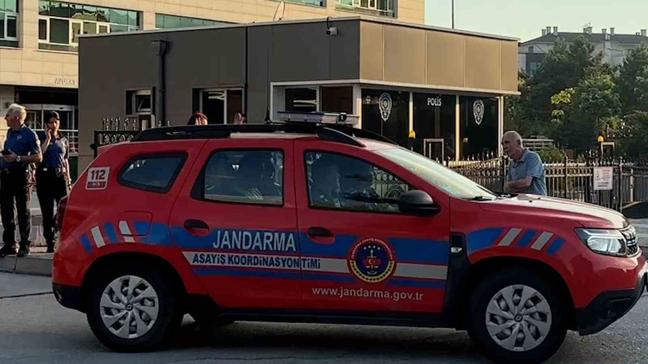 ADLİYEDEN JANDARMA ARACIYLA ÇIKARILIŞ ANI