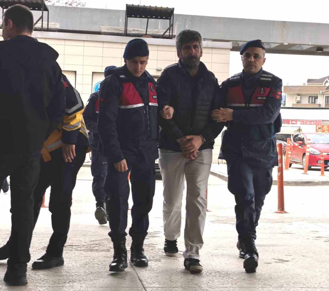 ADLİYEYE SEVK EDİLEN ŞAHIS, ÇIKARILDIĞI MAHKEMECE TUTUKLANARAK CEZAEVİNE GÖNDERİLDİ.