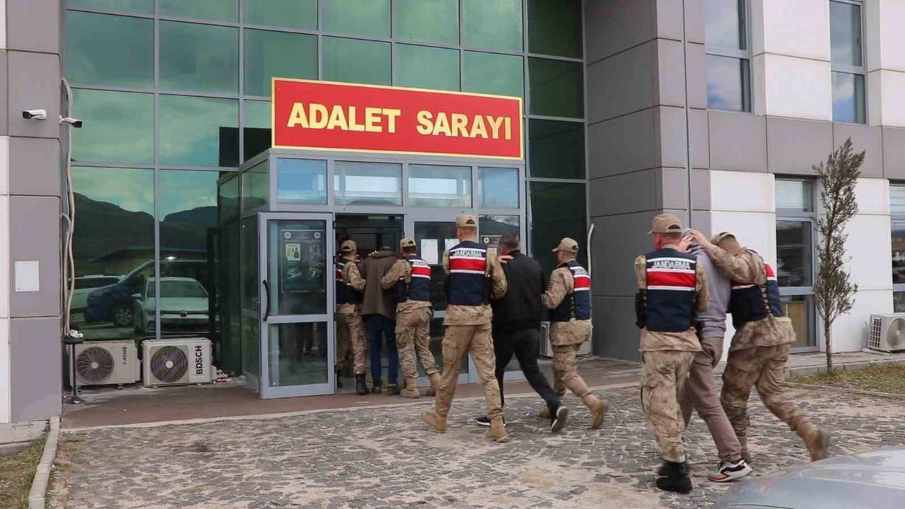 ADLİYEYE SEVK EDİLEN ŞÜPHELİLER, TUTUKLANARAK CEZAEVİNE GÖNDERİLDİ.