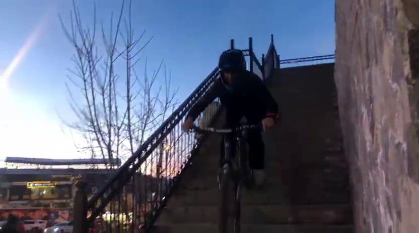 ADRENALİN TUTKUNU GENÇ SPORCULAR ERZURUM’UN CADDE VE SOKAK MERDİVENLERİNİ BİSİKLET PARKURUNA...