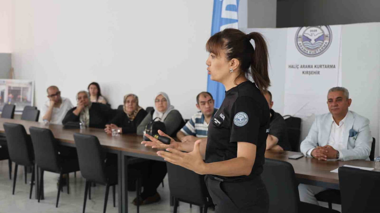 AFAD BİLGİLENDİRME EĞİTİMİNDE ÖZEL BİREYLER, HAYATLARINDA İLK KEZ AFET EĞİTİM ÇANTASINI...