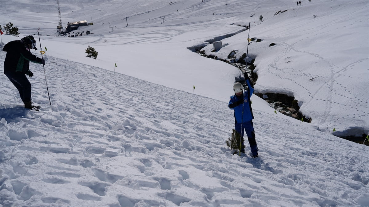 AFAD Bursa İl Müdürlüğü koordinasyonunda Uludağ'da 31 arama kurtarma ekibinden 150 personelin...