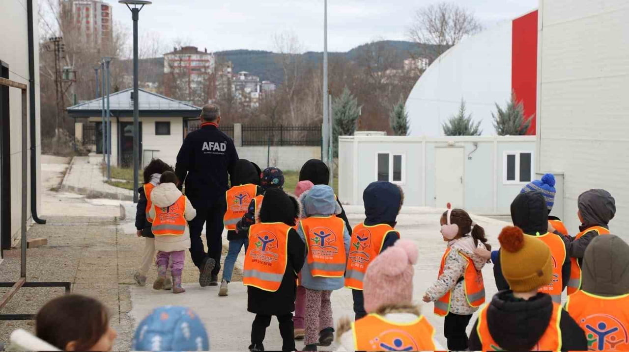 AFAD EKİPLERİ, ÇOCUKLARA VE VATANDAŞLARA AFET BİLİNCİ KAZANDIRACAK EĞİTİMLER VERİYOR.
