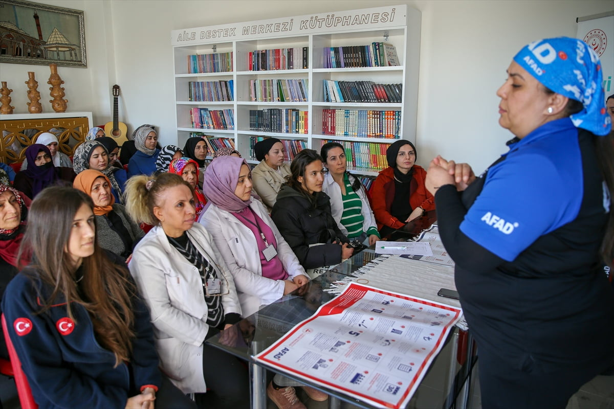 AFAD ekipleri tarafından Diyarbakır ve Şırnak'ta kent merkezinde ve ilçelerde kadınlara yönelik...