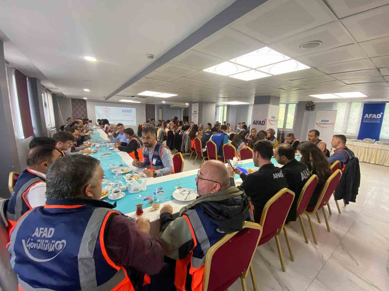 AFAD GÖNÜLLÜLÜK SİSTEMİ KAPSAMINDA EĞİTİMLERİNİ BAŞARIYLA TAMAMLAYAN 74 GÖNÜLLÜYE SERTİFİKALARI...