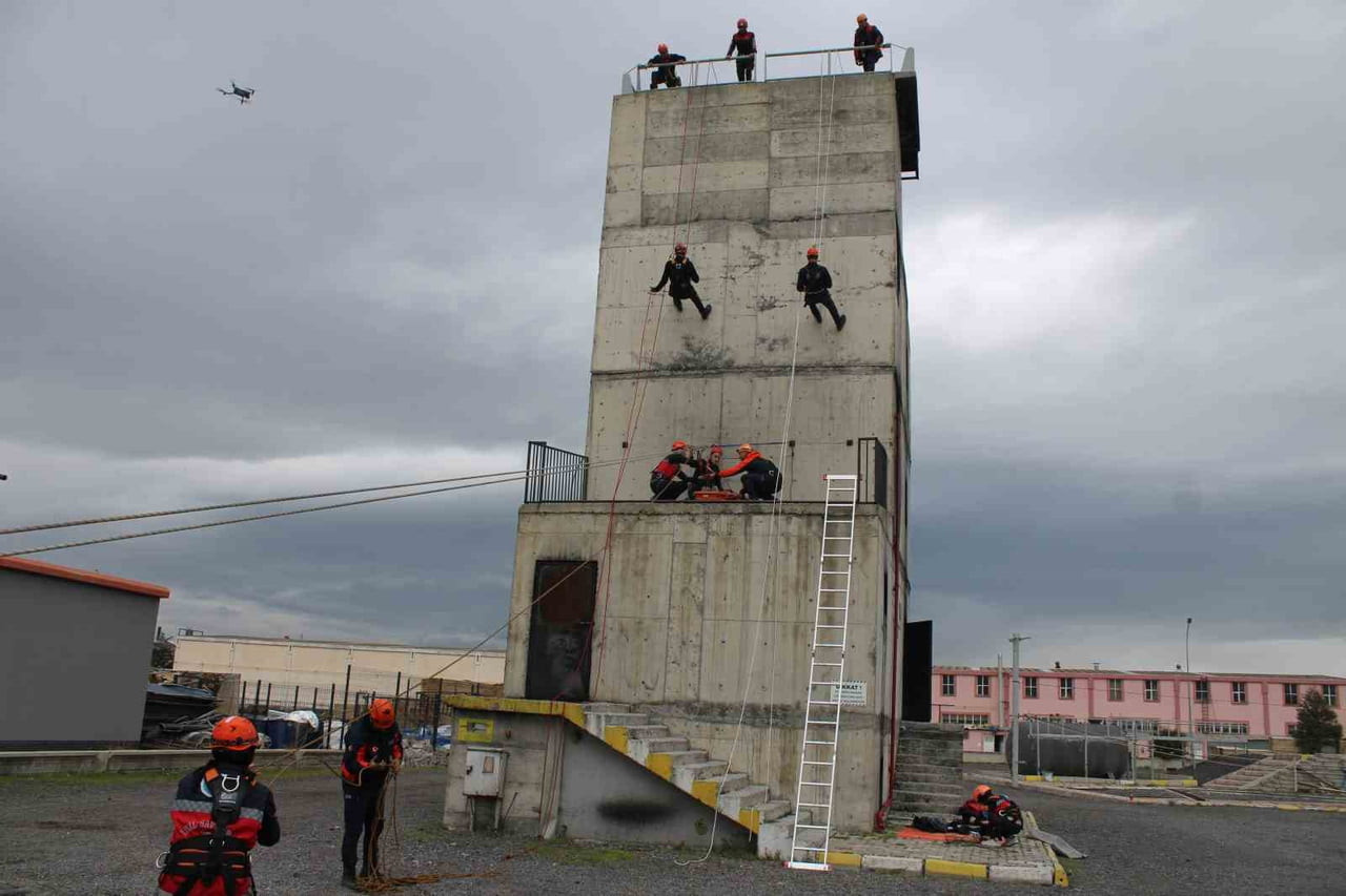 AFAD KAYSERİ İL MÜDÜRLÜĞÜ İLE OSB İTFAİYE MÜDÜRLÜĞÜ İŞ BİRLİĞİYLE KAYADAN DÜŞME VE YARALANMALARDA...