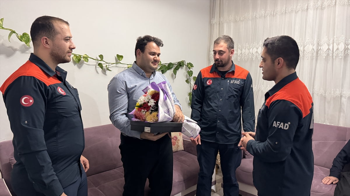 Afet ve Acil Durum Yönetimi Başkanlığı (AFAD) arama kurtarma ekibi, "asrın felaketi" olarak...