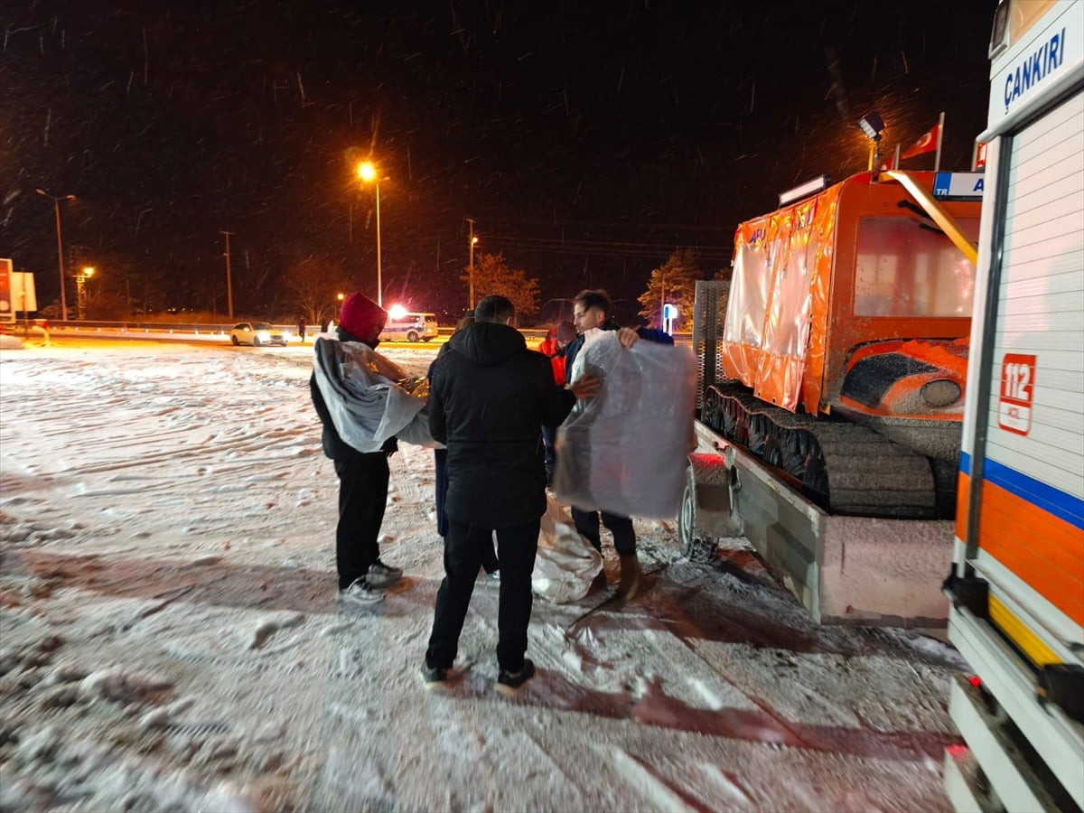 Afet ve Acil Durum Yönetimi Başkanlığı (AFAD), yoğun kar yağışının etkili olduğu illerdeki...