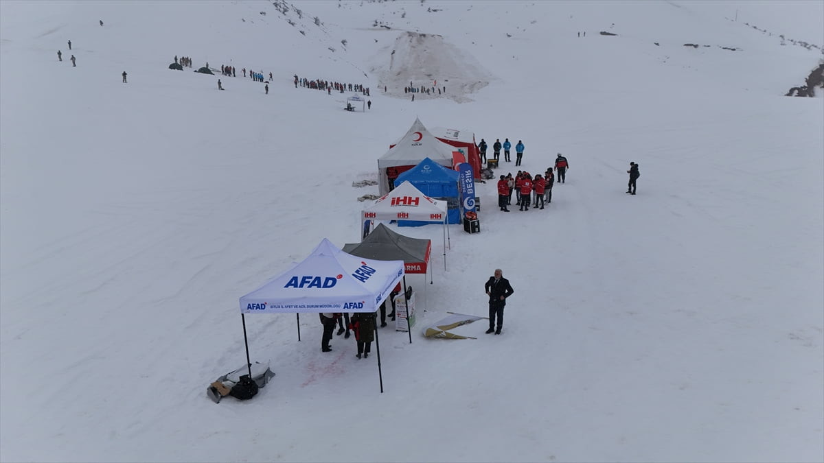 Afet ve Acil Durum Yönetimi Başkanlığınca (AFAD) Bitlis'te çığda arama kurtarma tatbikatı...