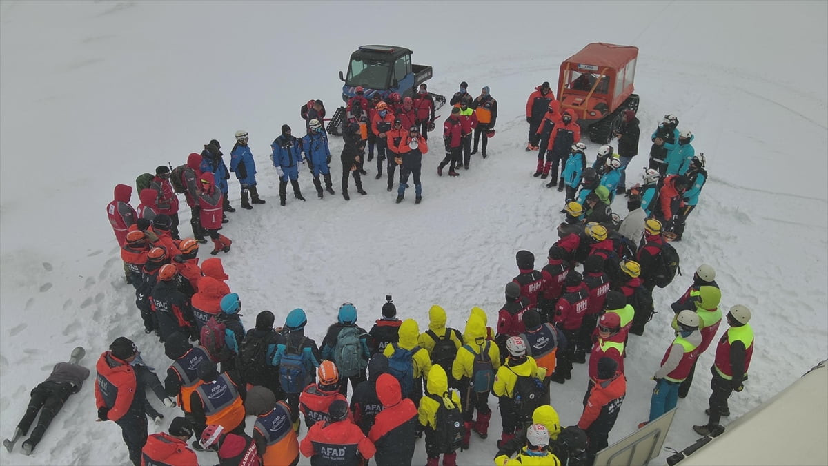 Afet ve Acil Durum Yönetimi Başkanlığınca (AFAD) Kayseri'de, çığda arama kurtarma tatbikatı...