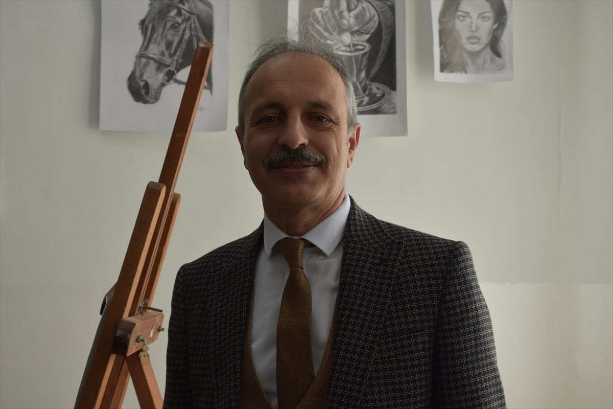 Afyonkarahisar Halk Eğitim Merkezinin kursiyerleri, "40 yıl hatırı" olan kahveyi tuvalle...