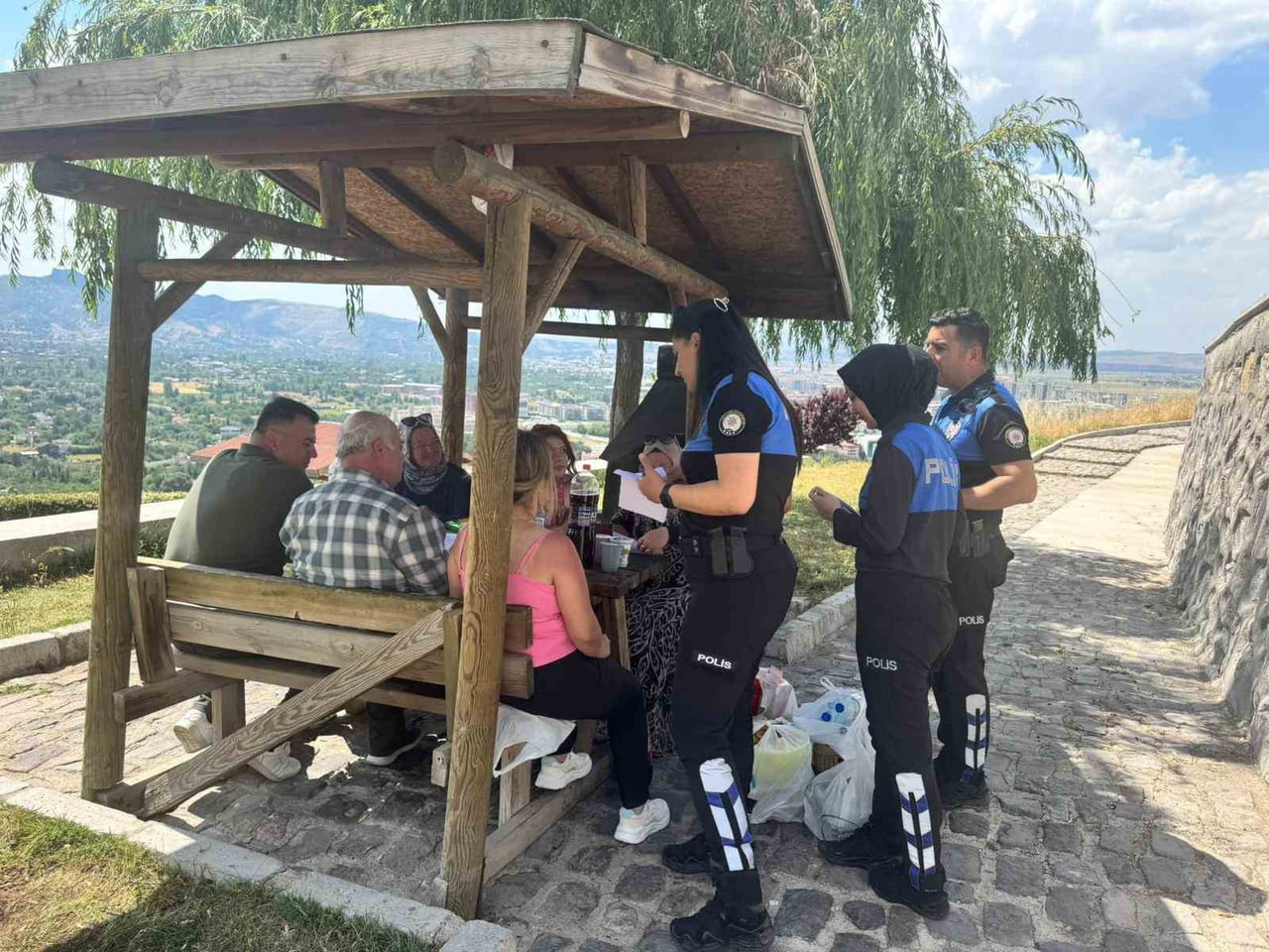 AFYONKARAHİSAR İL EMNİYET MÜDÜRLÜĞÜ EKİPLERİ, YAZ MEVSİMİNİN GELMESİYLE BİRLİKTE KENTTEKİ MESİRE...