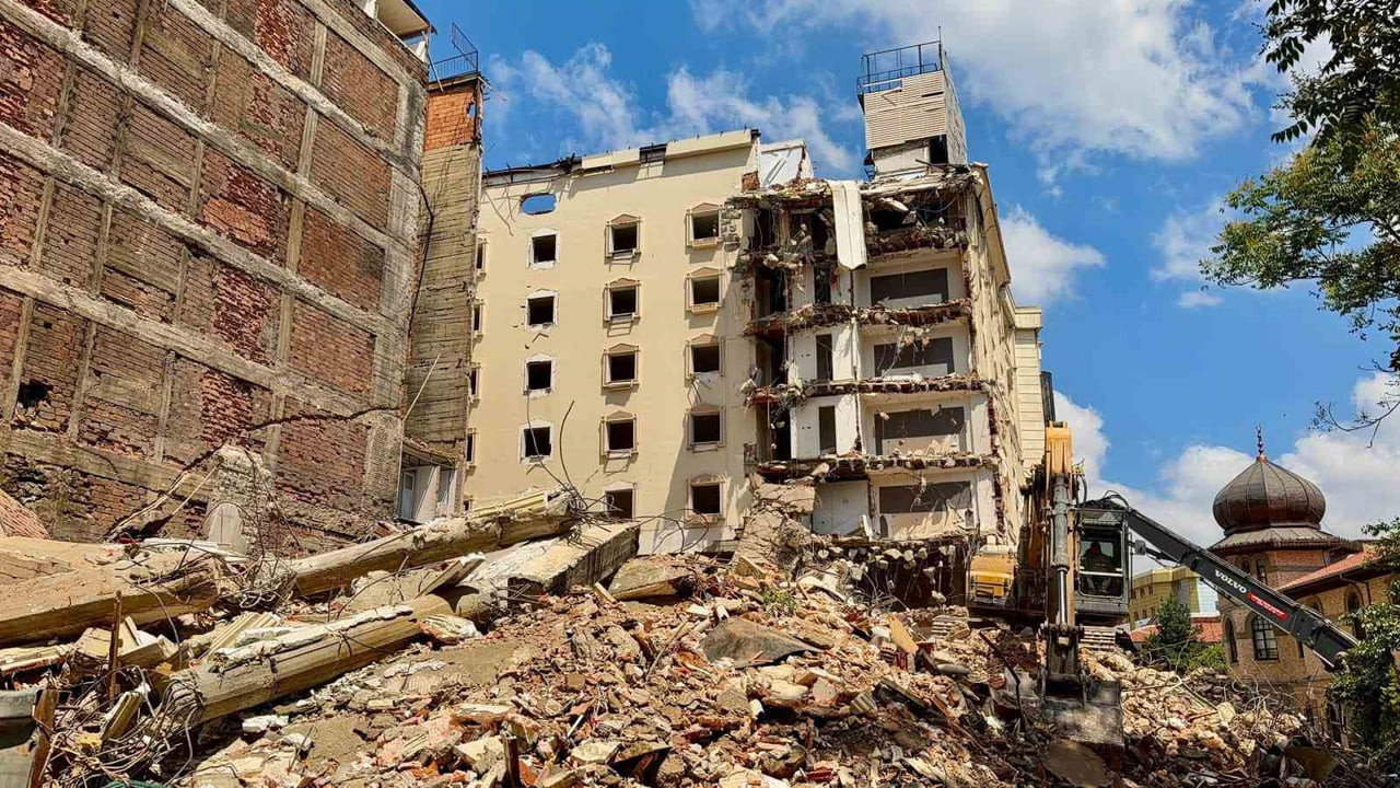 AFYONKARAHİSAR KENT MERKEZİNDE ESKİ BİR OTELİN YIKIMI SIRASINDA KORKU DOLU ANLAR YAŞANDI.