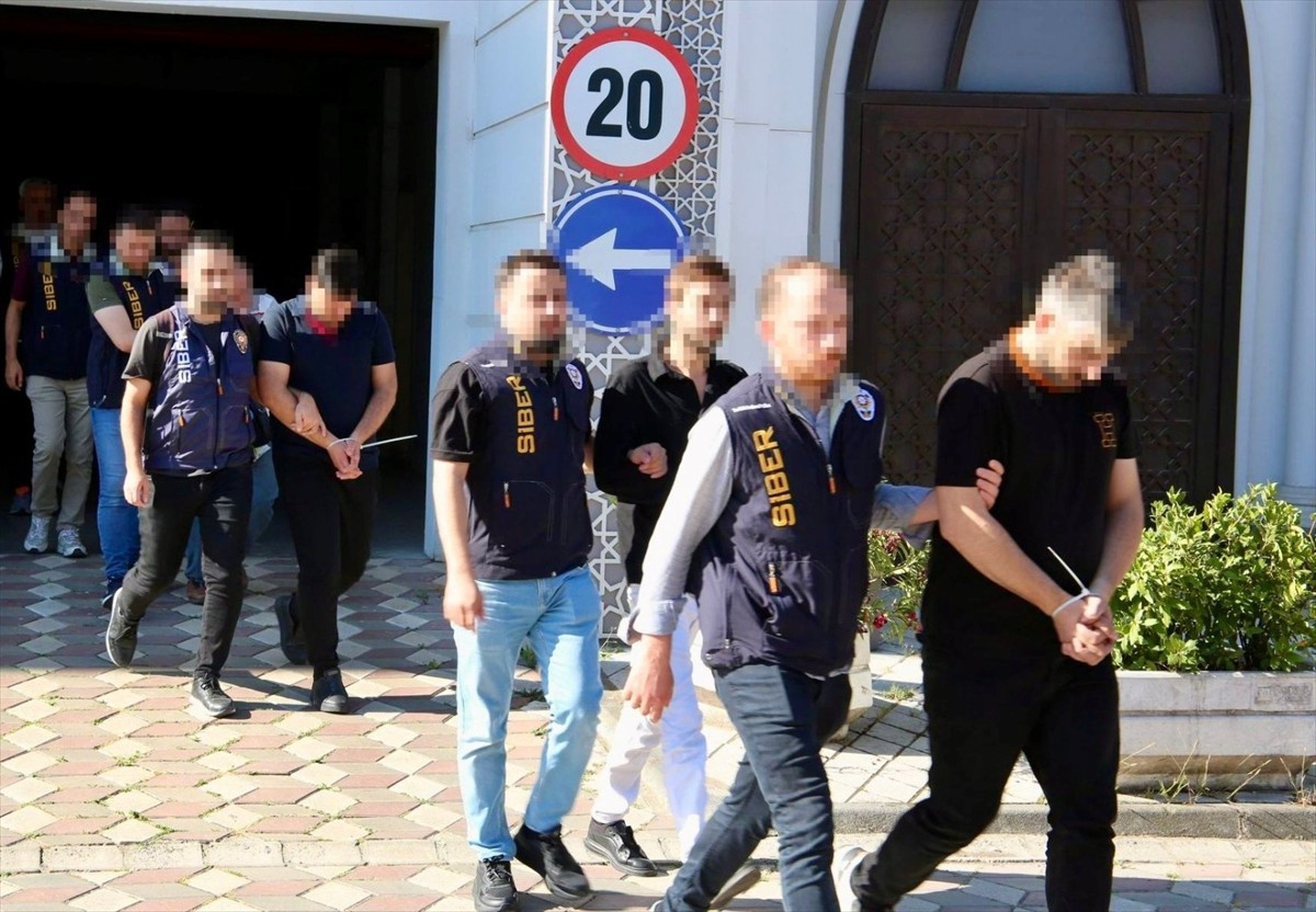 Afyonkarahisar merkezli 5 ilde yapılan dolandırıcılık operasyonunda gözaltına alınan 8 şüpheliden...