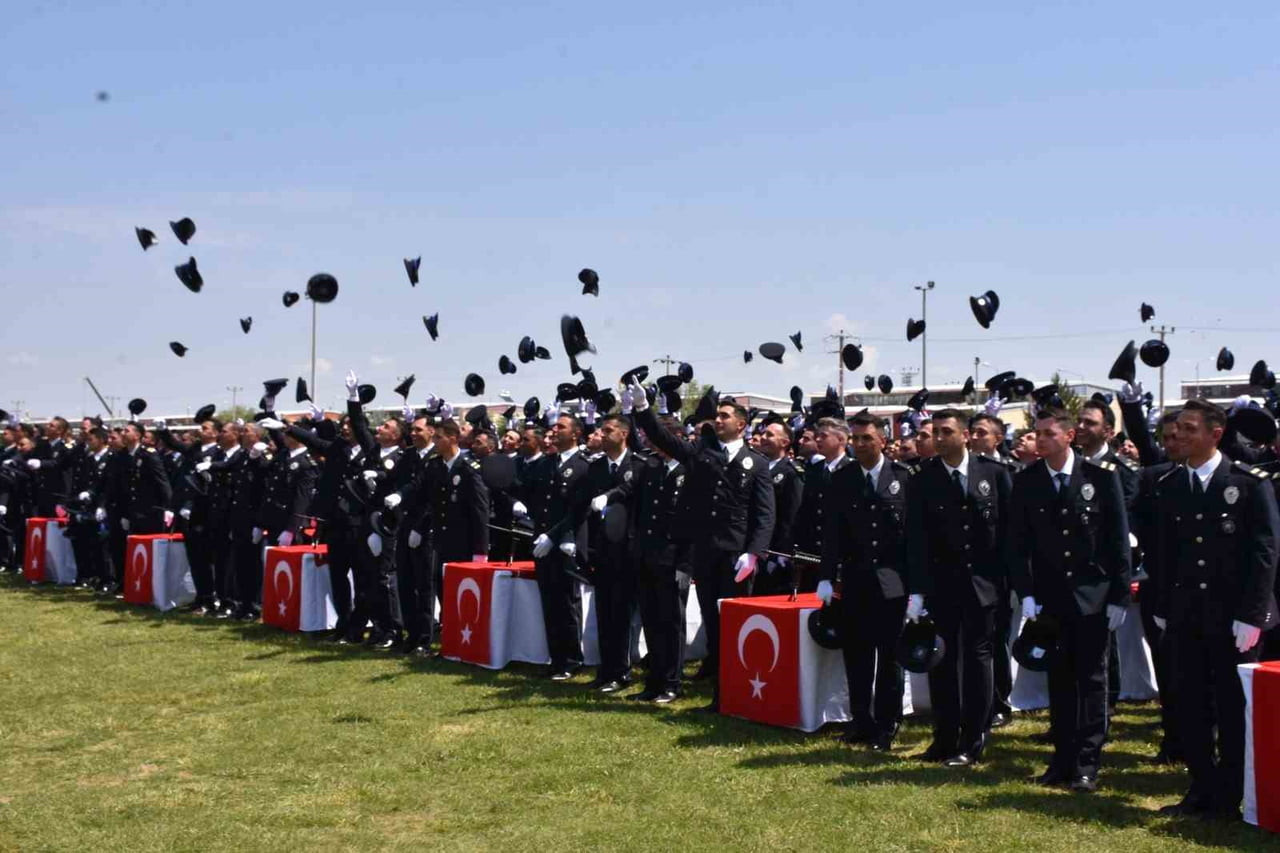 AFYONKARAHİSAR POLİS MESLEK EĞİTİM MERKEZİ'NDE (POMEM) MEZUNİYET HEYECANI YAŞANIRKEN, 432 POLİS...