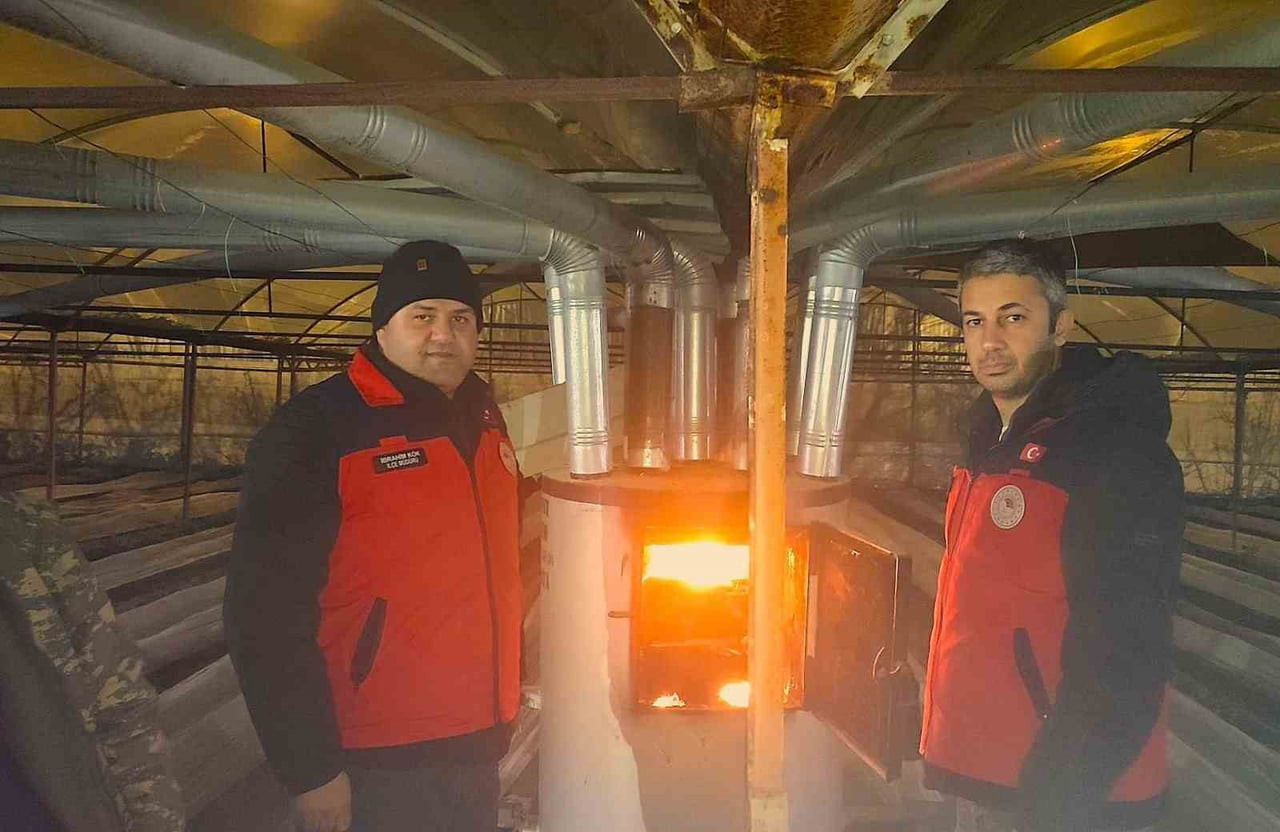 AFYONKARAHİSAR TARIM VE ORMAN MÜDÜRLÜĞÜ EKİPLERİ ÜRETİCİLERİN ZİRAİ DON ZARARINDAN EN AZ DÜZEYDE...